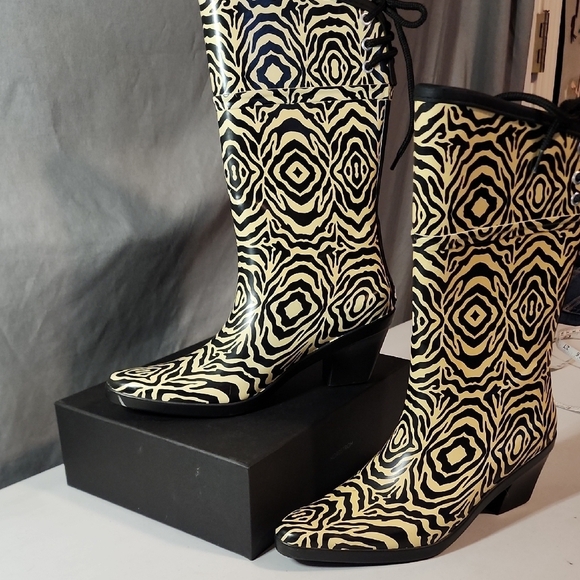 Dav Vintage Cowboy Cream and Black RainBoots with Retro Swirl Design - Picture 3 of 7